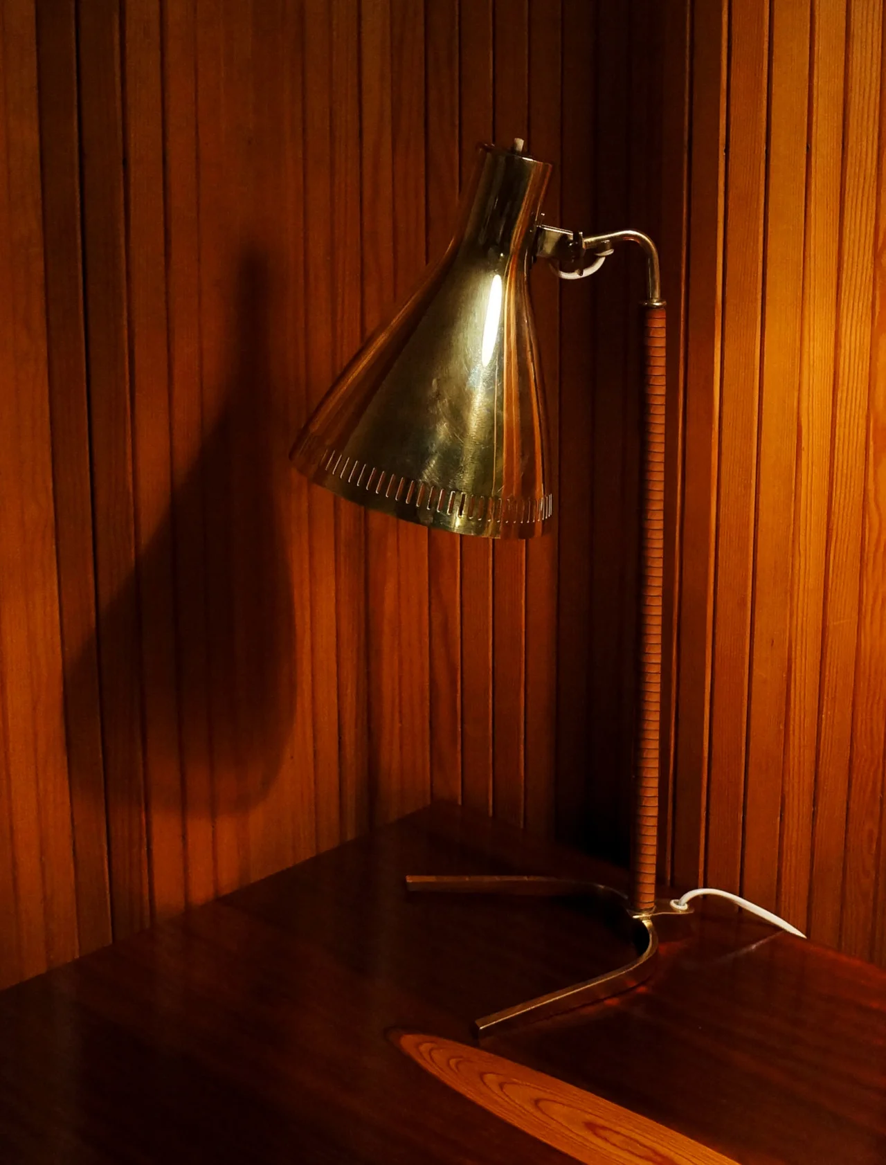 Brass table lamp with leather wrapping, model no.9224, early 1950s, made by Taito-Idman.