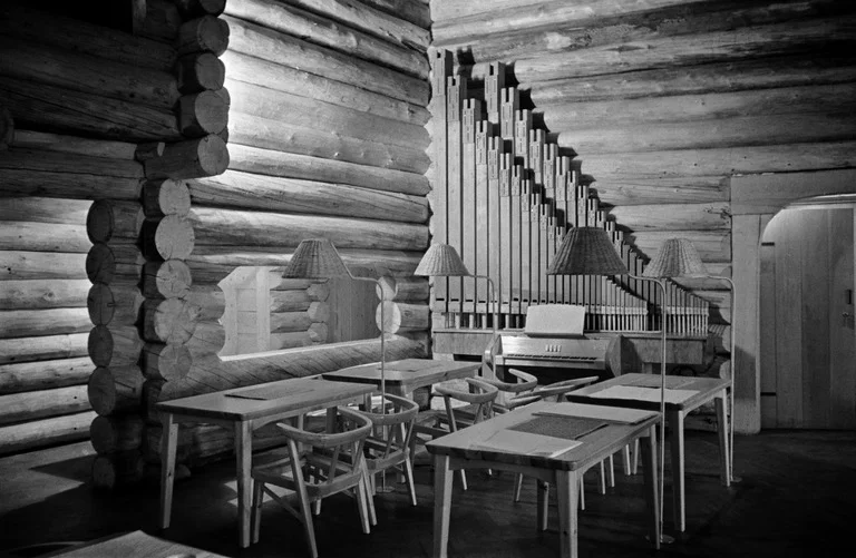 Floor mounted wicker and brass lamps at Louhen Sali, Restaurant Kestikartano, Helsinki, 1946. Architect Aarne Ervi.