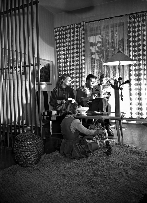 Elanto advertisement from 1954, featuring Paavo Tynell´s model no.9602 floor lamp (designed late 1940), manufactured by Taito/Idman.