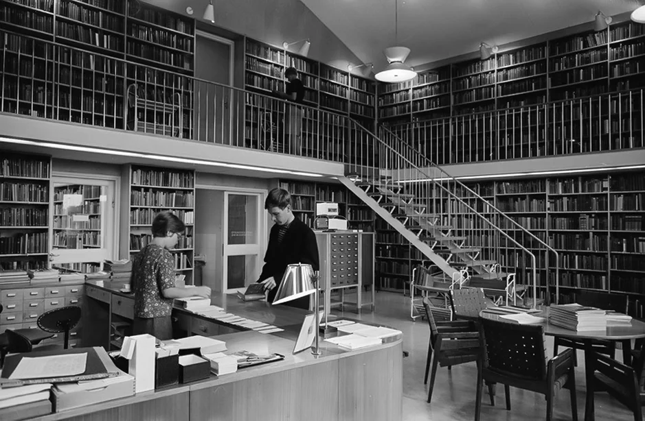 Lauttasaari Library, Helsinki, c.1953, architect J.S.Sirén. A rare table mounted version of model no.9227 table lamp in solid brass on the reception counter. Image copyright Helsingin Kaupunginmuseo.