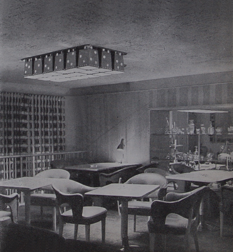 Restaurant´s upper balcony, with a view to the gallery space through a glass shelving system.