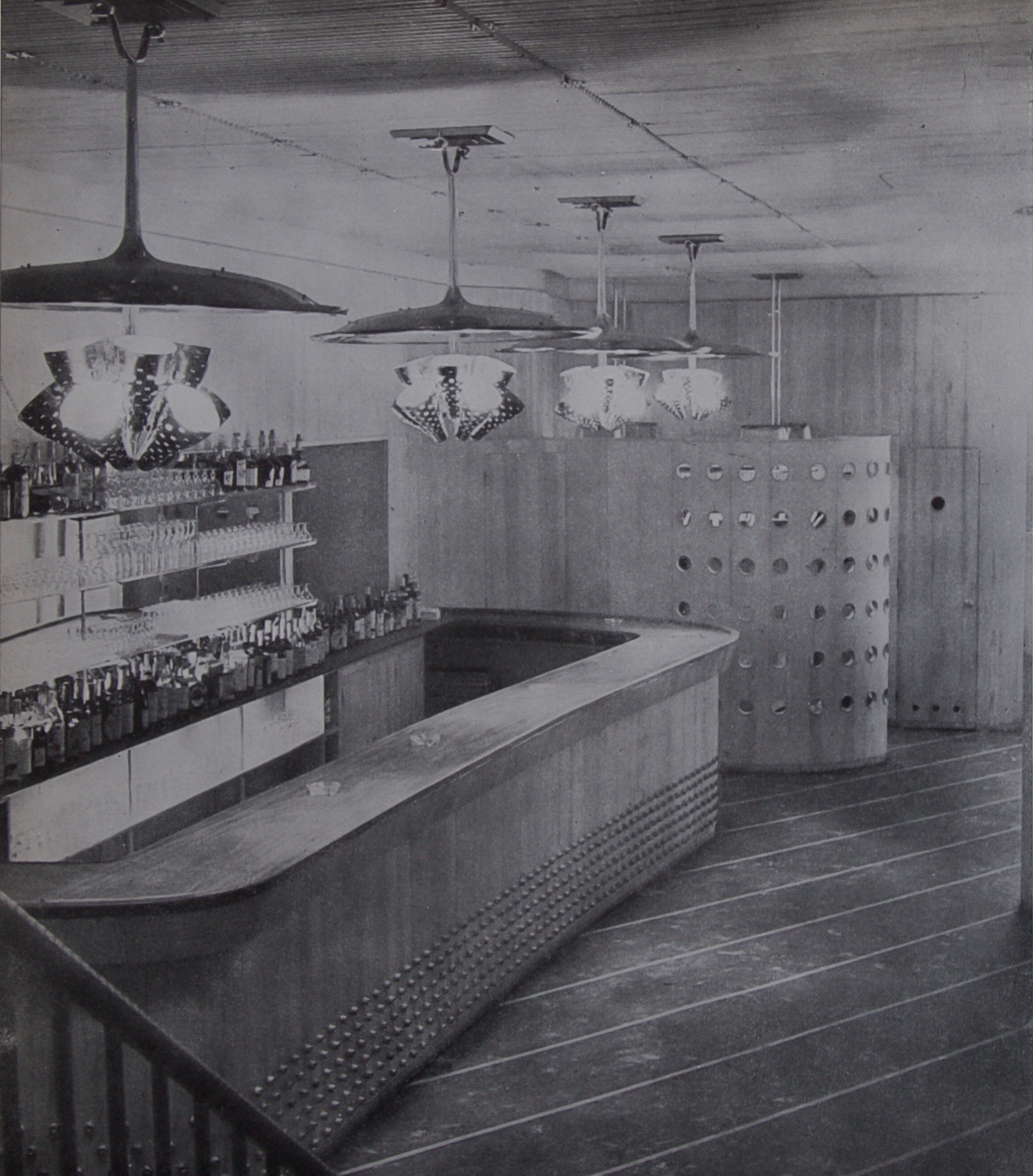 The bar with large custom-made chandeliers by Paavo Tynell, 1947.