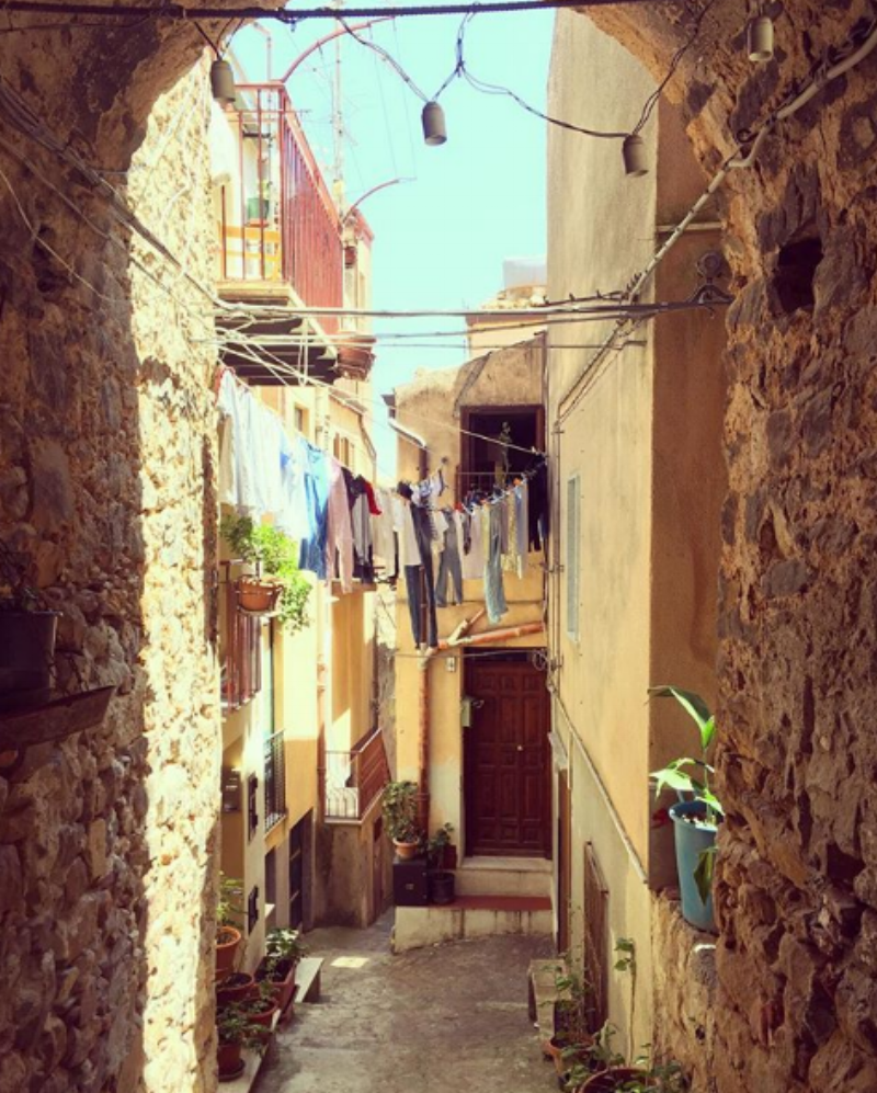 how people live in Polina, Sicila, IT.