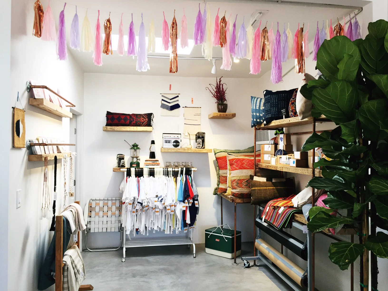 The rack and shelf of awesome vintage goods is via Duffytown . 