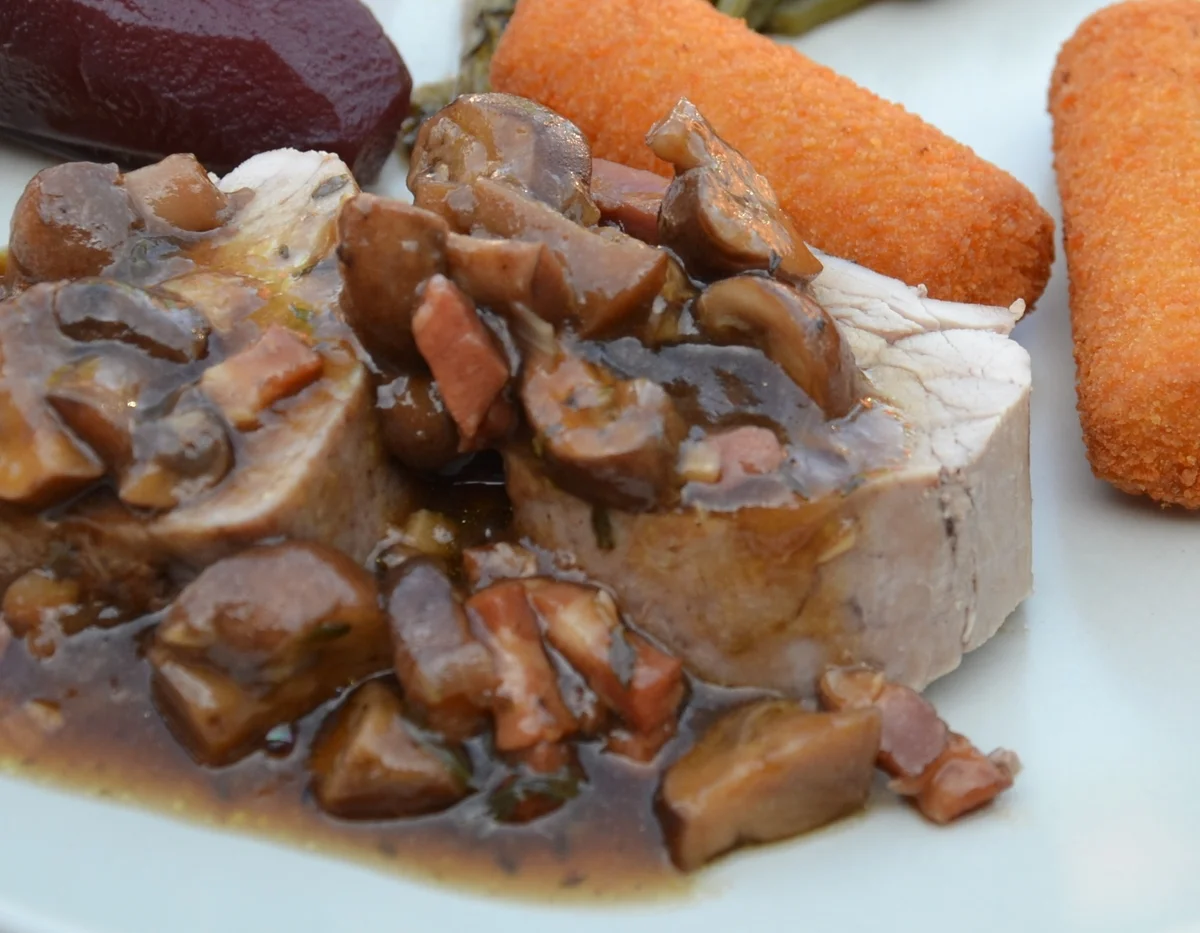 Varkenshaasje met jagersaus4.JPG