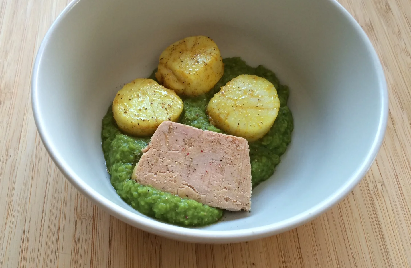 Sintjacobsvruchten op puree van erwten_3.JPG