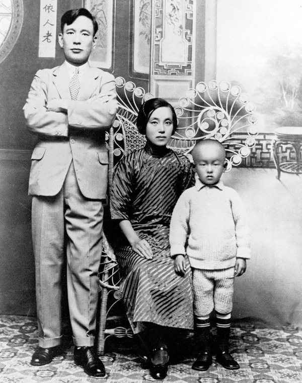 Jung Jung-Hwa (center) pictured with her family in Shanghai.