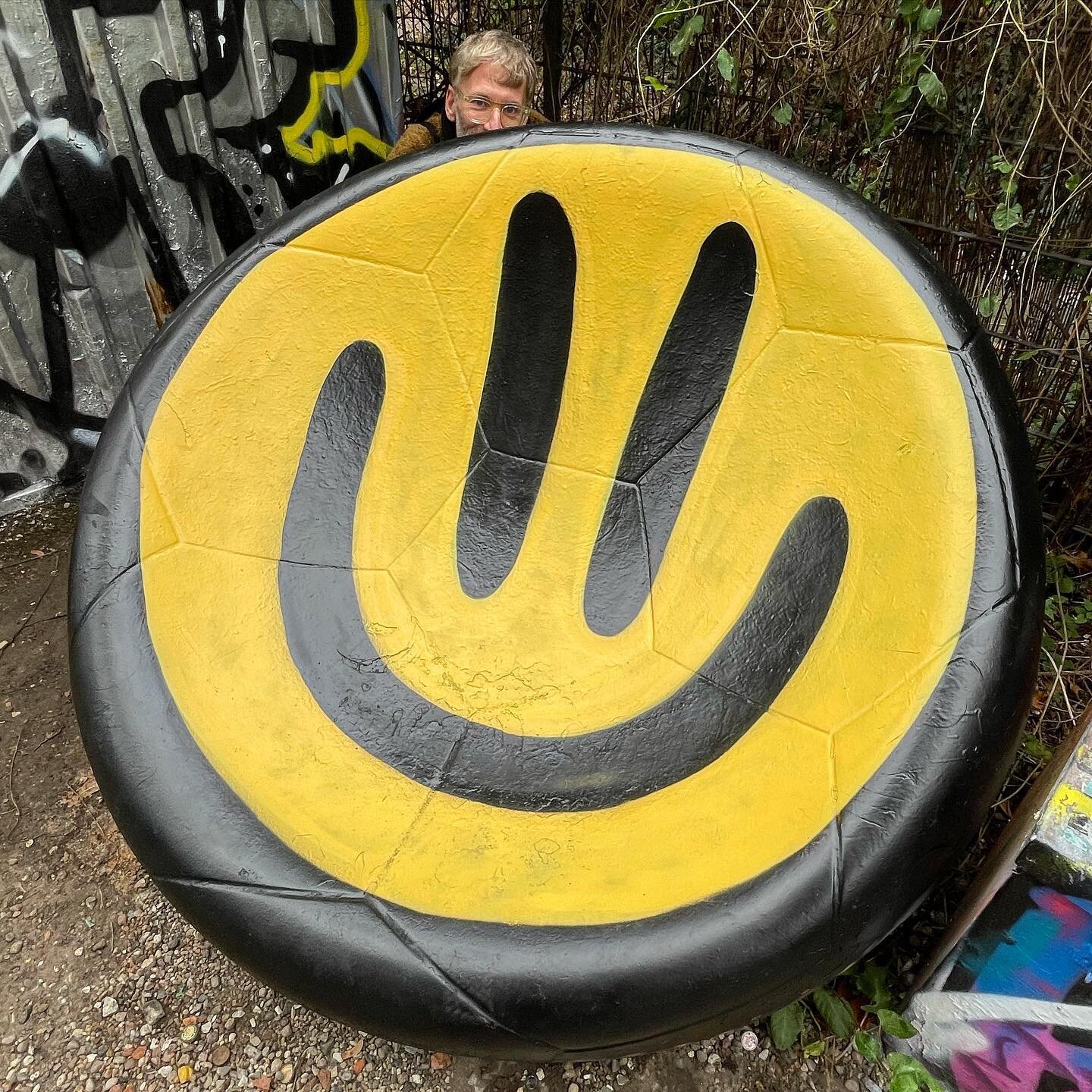 ☻︎☻︎ⓈⓂ︎ⒾⓁⒺⓎ ⓉⒶⓀⒺⓄⓋⒺⓇ☻︎☻︎
An impromptu Smiley to brighten up this neglected seat in Flora Park #Hamburg 💛😃💫

#smiley #smile #art #happiness #acidhouse #positivity #smileyface #streetart