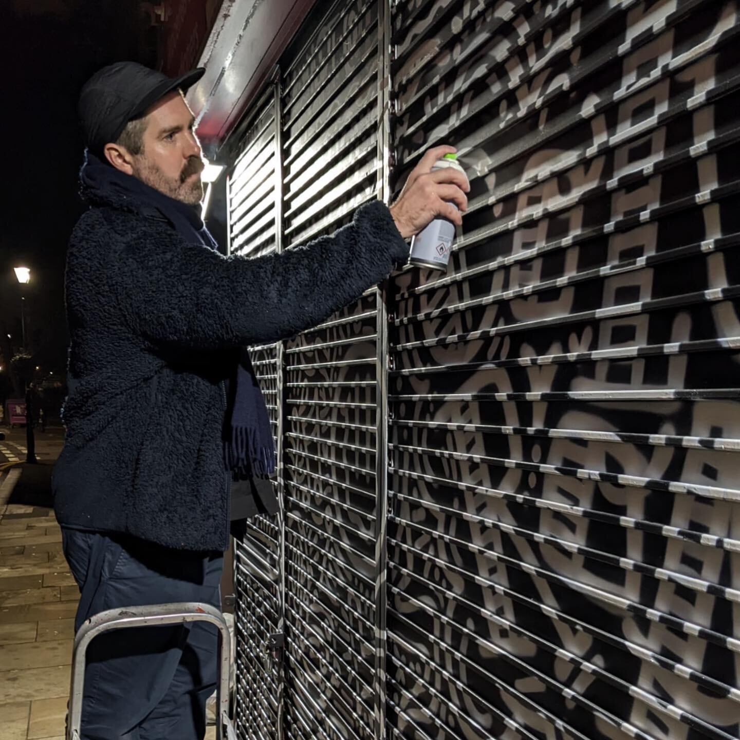 Getting into the Festive spirits and serving up a huge splash of creativity and ❤️ on the Streets of East London that I love so dearly..🥰 Last nights shutter action on @columbiaroad 🪴 freestyled for the lovely people at Maks! 📸 by the fantastic @s