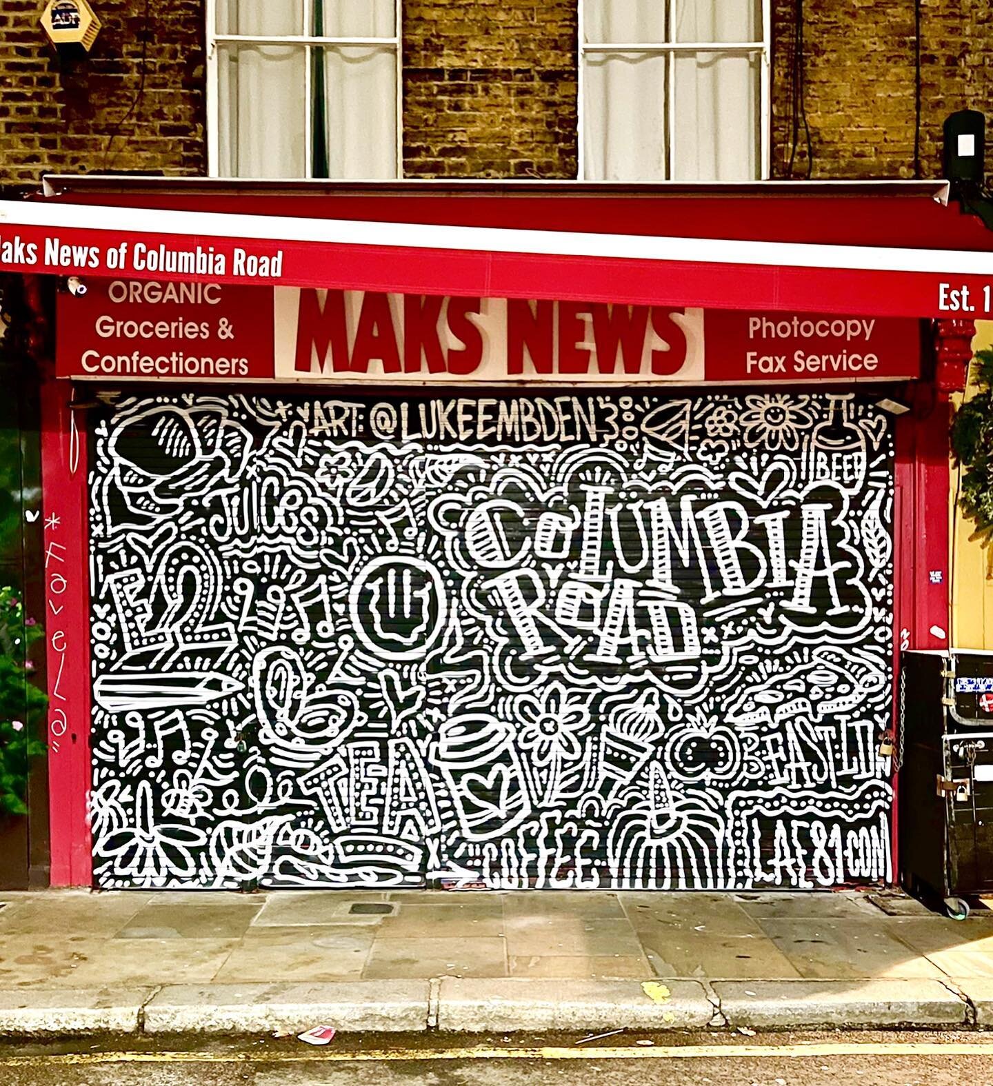 A few more pics of my recent Mural Shutter love on Columbia Road, London.🥰🪴🌸🎄Capturing the spirit of the Street for Maks! 📰 Have you seen it yet? It&rsquo;s only viewable after 18:00 when the store shuts&hellip;..😘. 

#columbiaroadflowermarket 