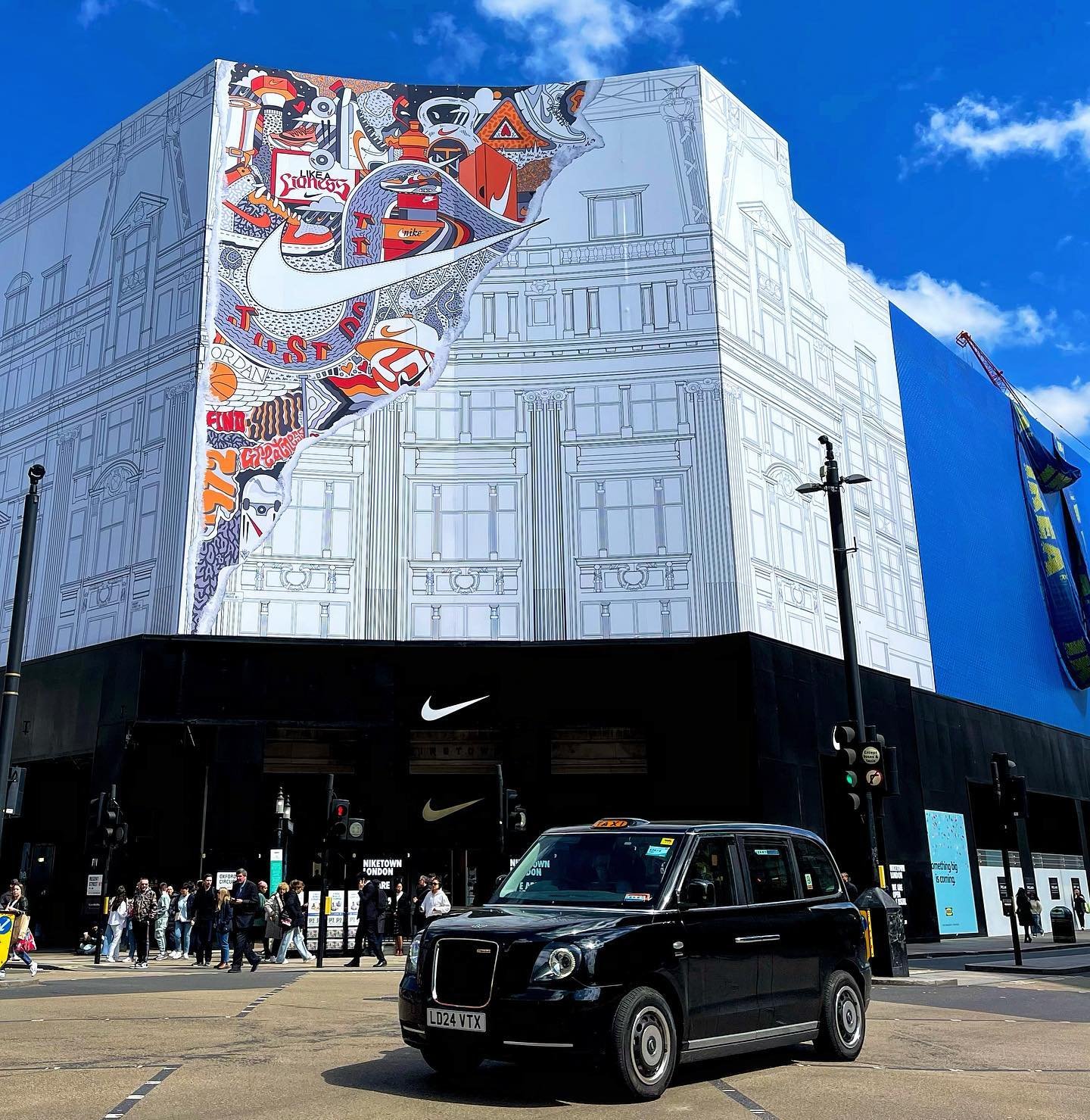 So happy to have been commissioned by @nike to create a bespoke mural for the facade of the London Flagship Nike Town Store. The Mural design capturing the spirit and essence of all things London. ❤️🇬🇧 
.
.
.
.
.
.
.
.
.
.
.
#justdidit #Nike #londo