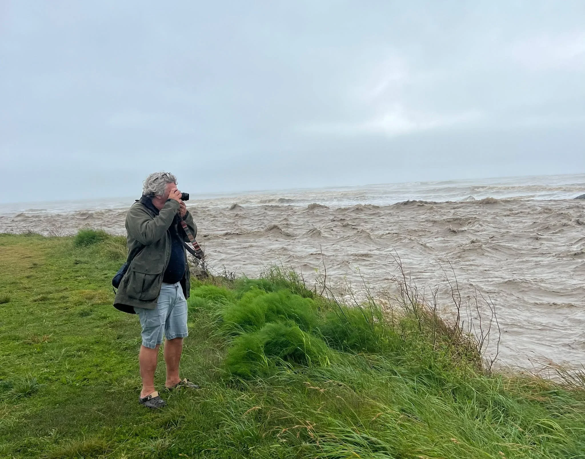 𝗔𝗿𝘁𝗶𝘀𝘁 𝗦𝗽𝗼𝘁𝗹𝗶𝗴𝗵𝘁: 𝗔𝗻𝗱𝘆 𝗞𝗶𝗻𝗴
Out in the storm, camera in hand... while most of us were watching Cyclone Gabrielle from behind glass, @andykingboy was standing in it.

King&rsquo;s practice is driven by instinct and a refusal to 