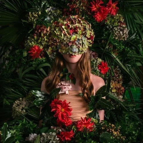 Introducing 𝘚𝘺𝘯𝘤𝘩𝘳𝘰 𝘚𝘺𝘴𝘵𝘦𝘮𝘴 by @rebeccaandflorence, now on the walls. 

A series where floral structures and the body begin to operate as one: held in a state of near-balance, where florals are not decorative but directive. @florencecha