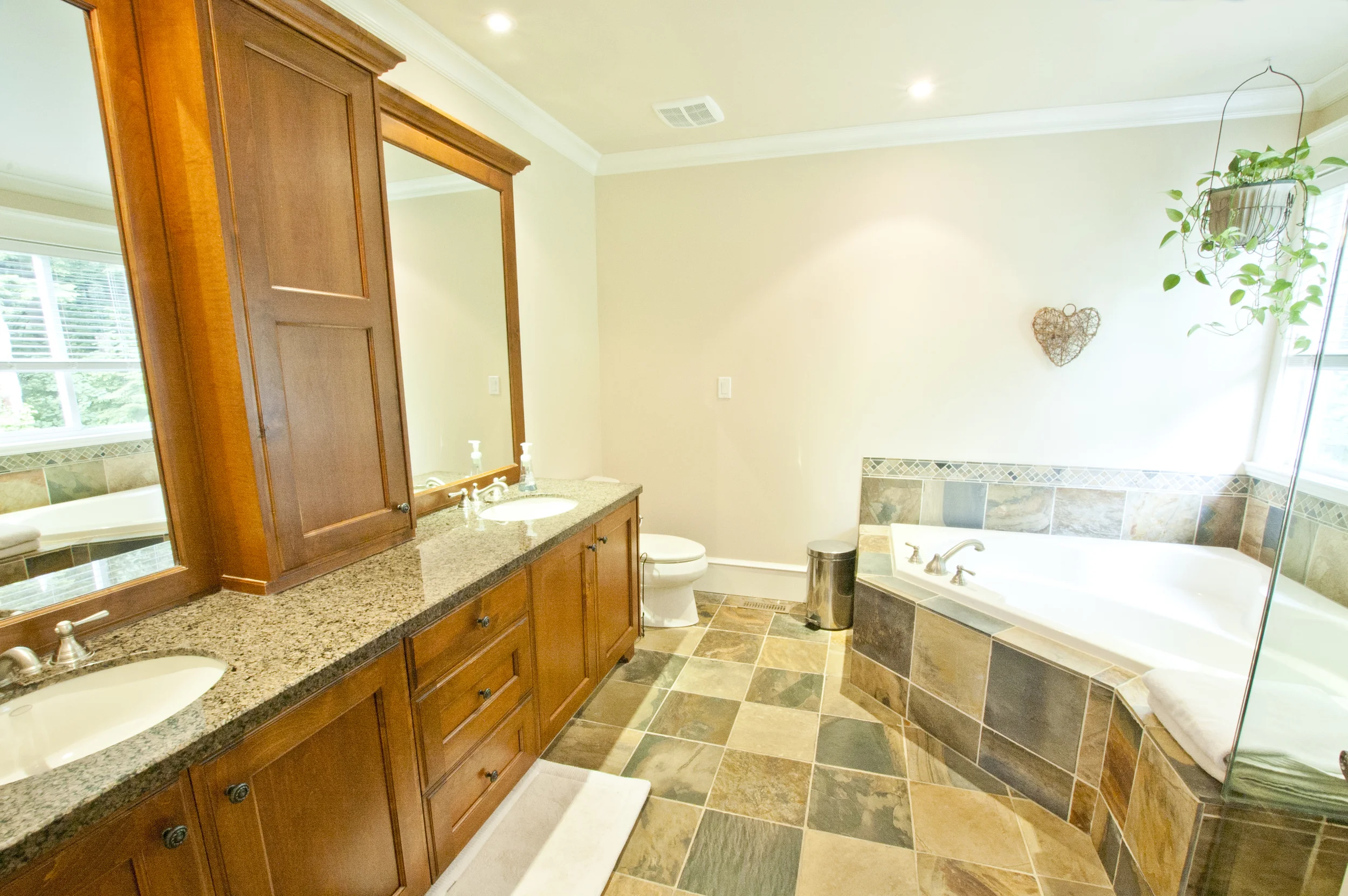 DSC_0029 master bed rm bath.jpg