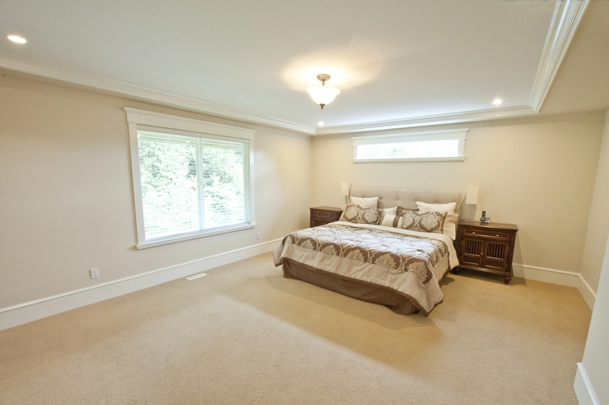 DSC_0027 master bed.jpg