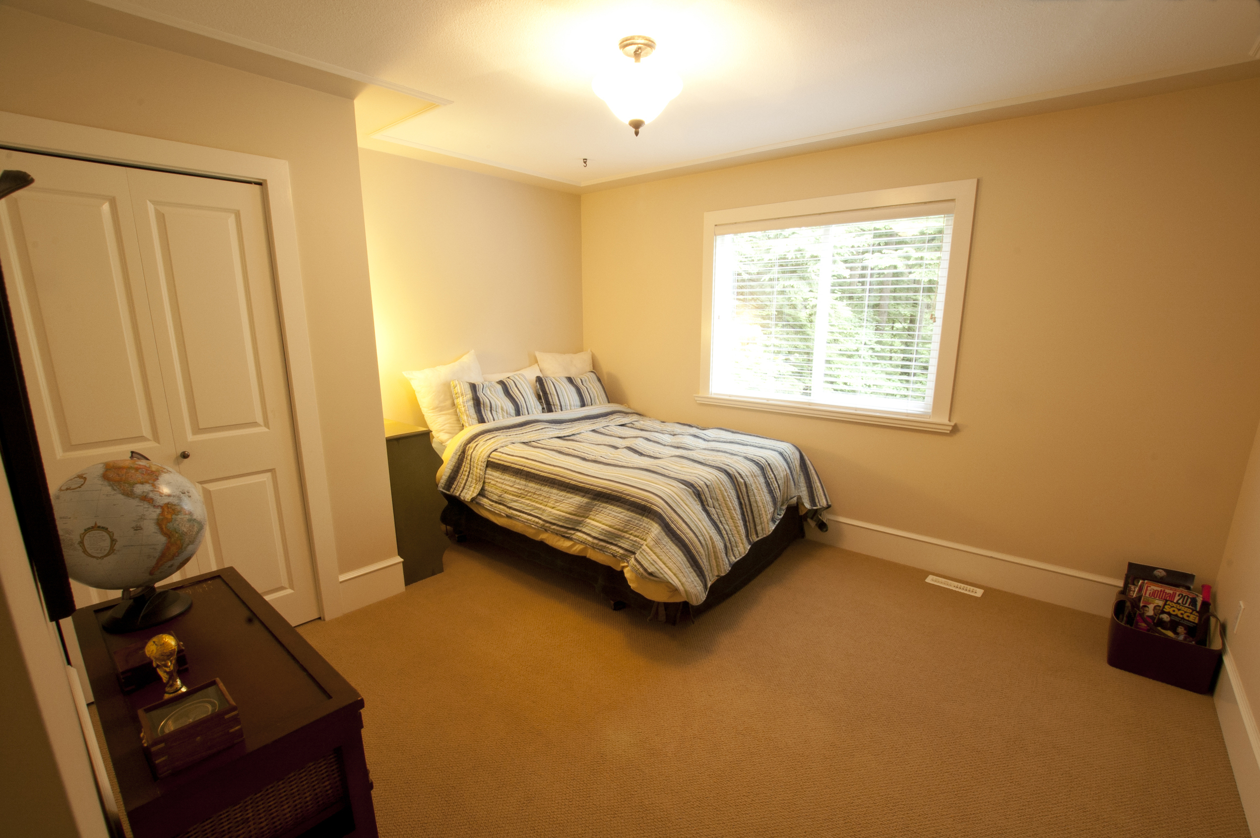 DSC_0041 NE bedroom 2nd floor.jpg