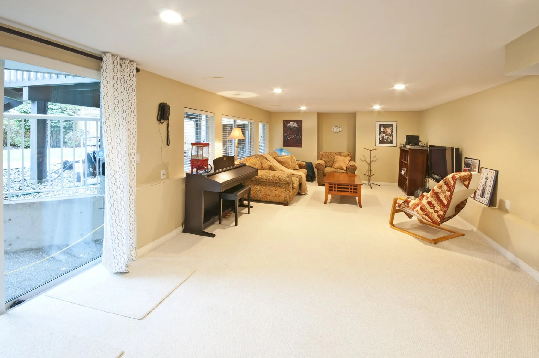 _DSC0085 downstairs family rm a.jpg