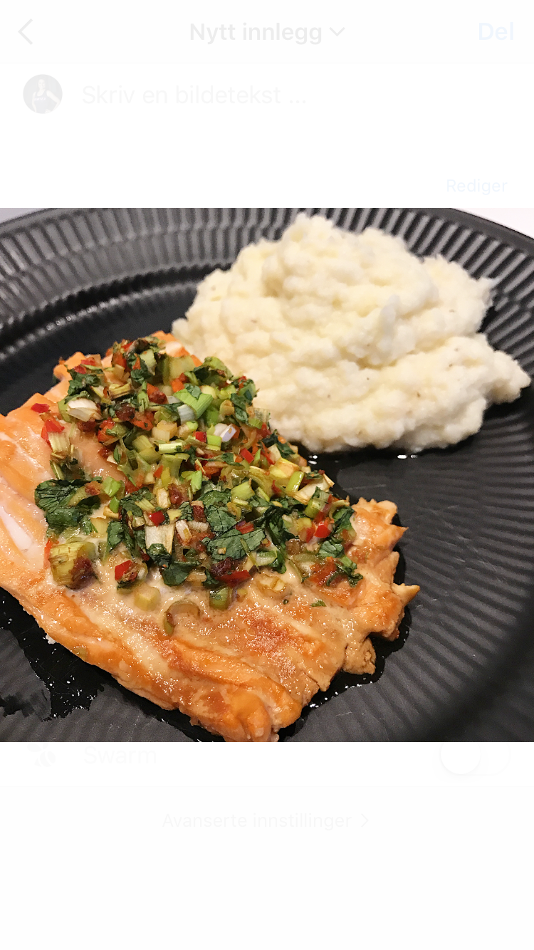 Ovnsbakt salmalaks med digg "topping" og blomkålpuré