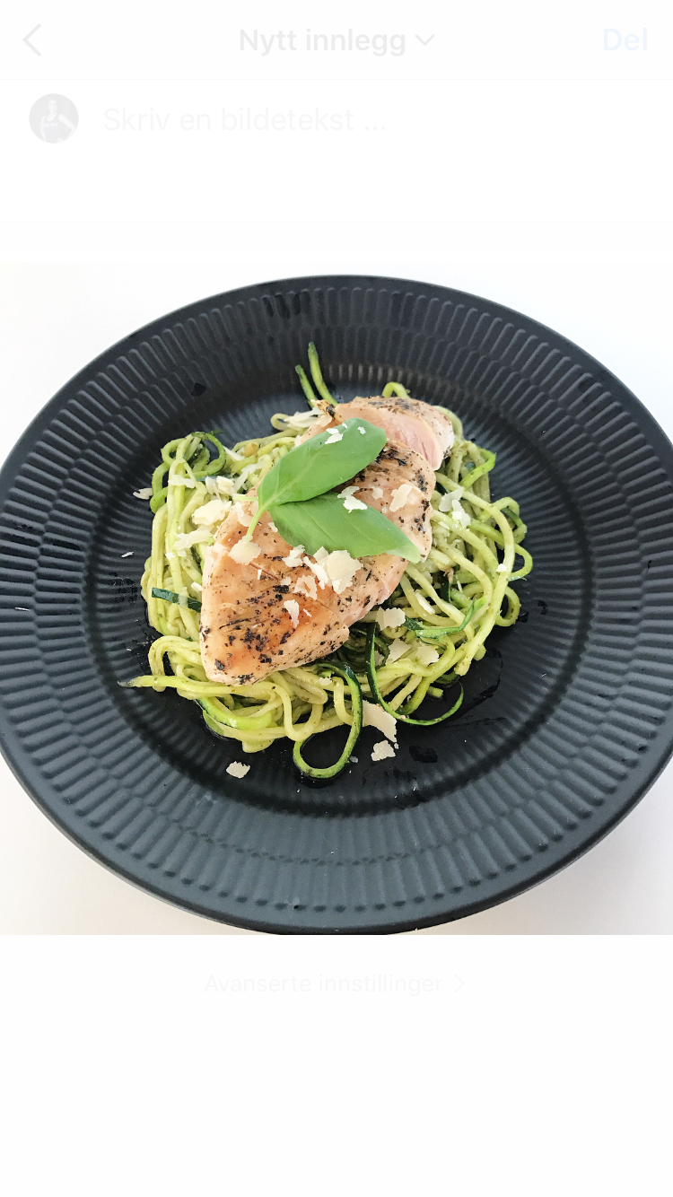 Kyllingfilet med squashspaghetti, pesto og parmesan
