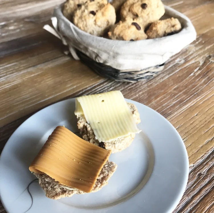 Grove scones med gresk yoghurt og rosiner, den perfekte turmaten.