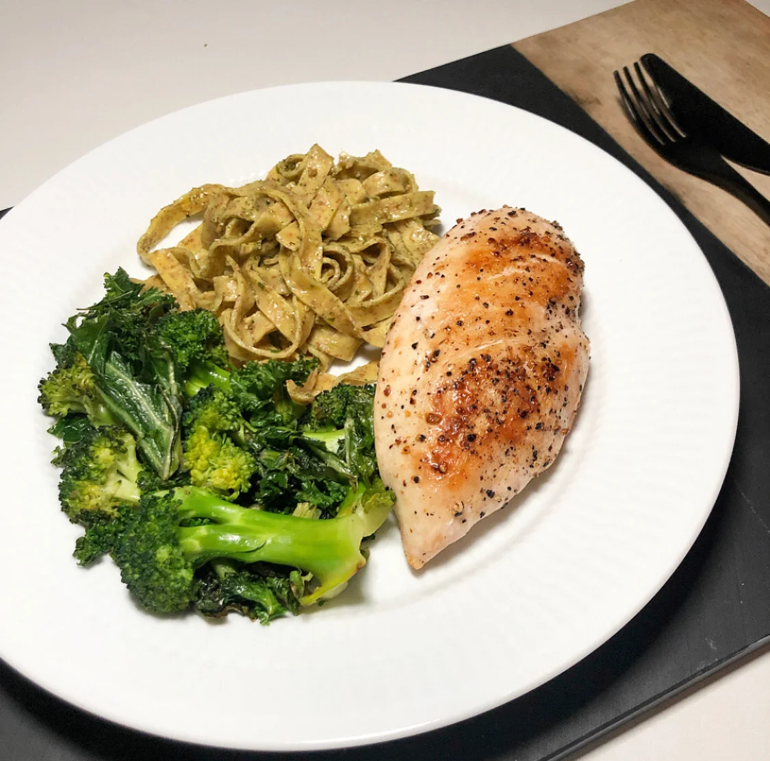 Kylling med fullkornspasta og stekte grønnsaker