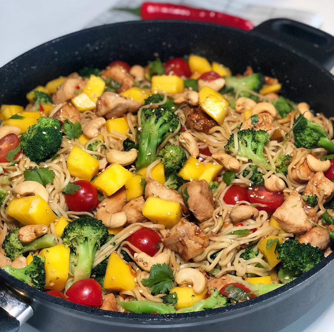 Eksotisk kyllingwok med nudler og mango