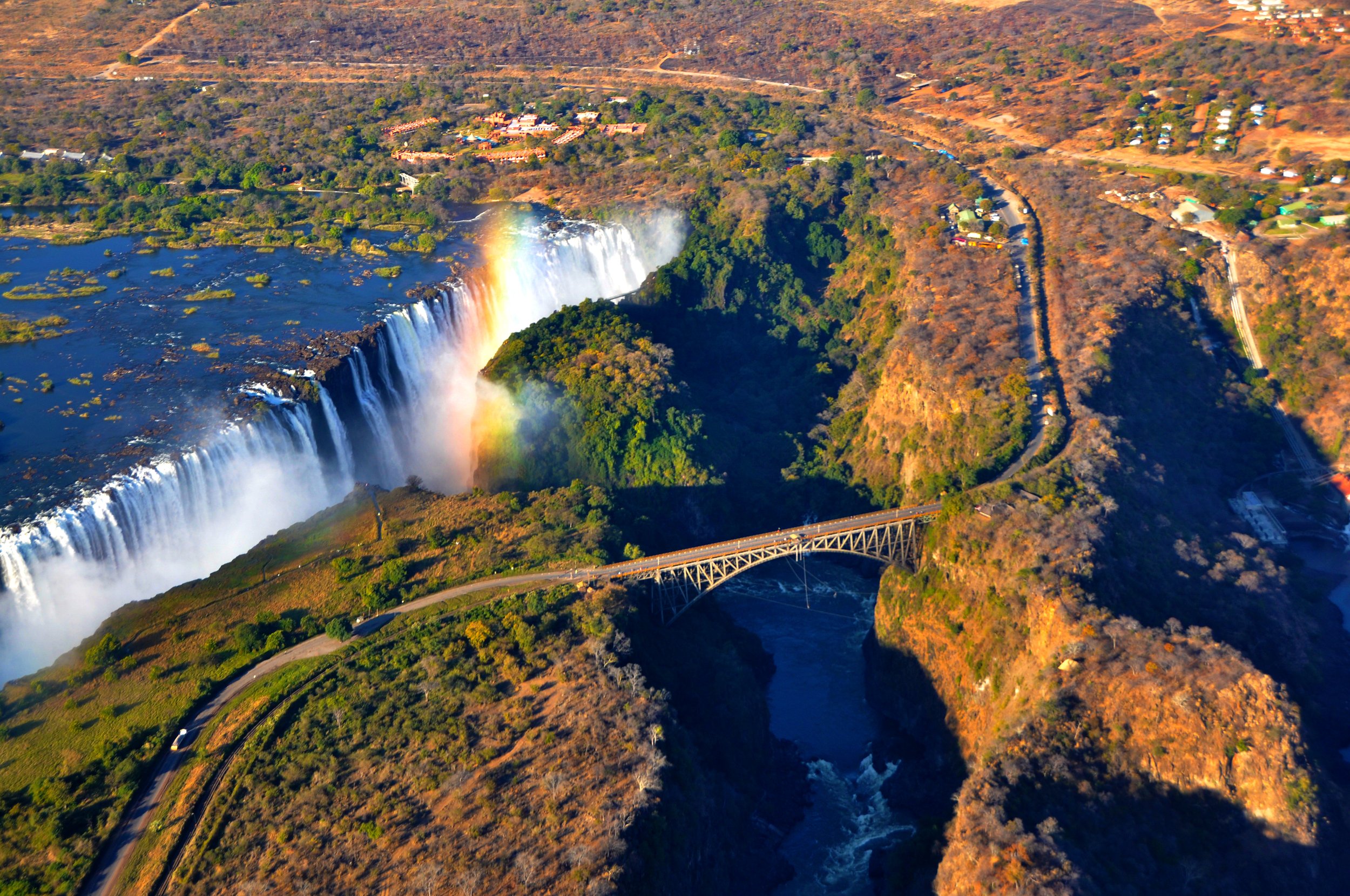 Озеро ливингстона африка. Зимбабве река Замбези. Замбия река Замбези.