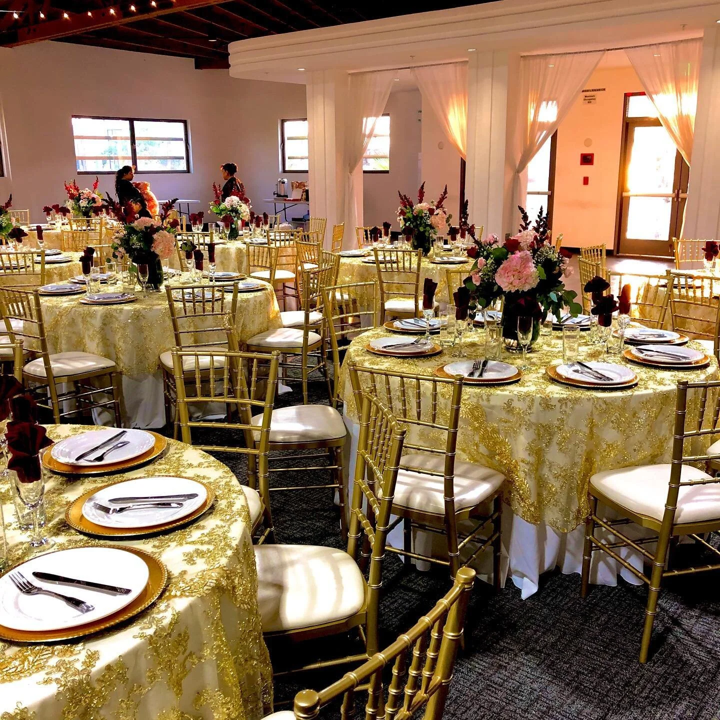 These couples chose an elegant gold and white theme 🤍