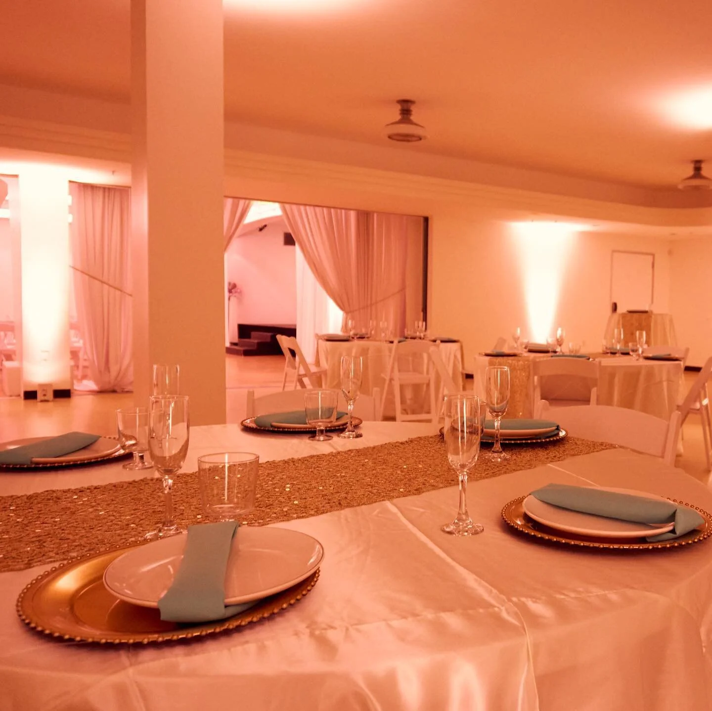 We have a smaller hall downstairs where you can host both a ceremony and reception 💖