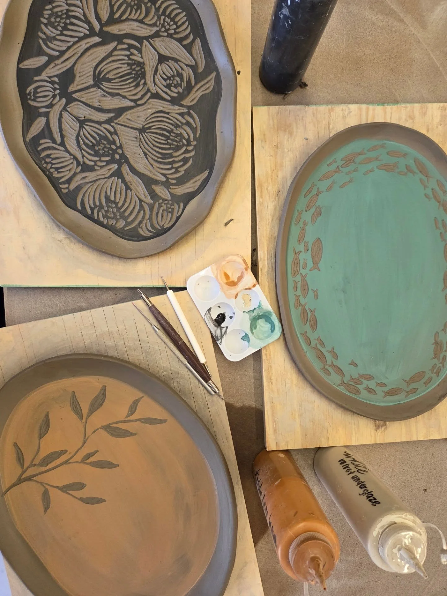 🗣️ New Platter Class Options!
Our Platter Workshop just. Got. Better!
Now you can opt to paint your piece with underglaze! Then you have a choice to create beautiful designs by strategically carving into the underglaze to expose the clay underneath.