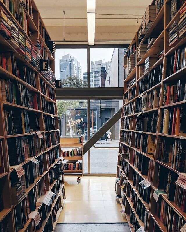 Books on books on books. 📚⁣
⁣
@powellsbooks in Portland is the world's largest independent bookstore. It's an entire block devoted to shelves of literature and I couldn't imagine a better place to get lost in for hours on end.