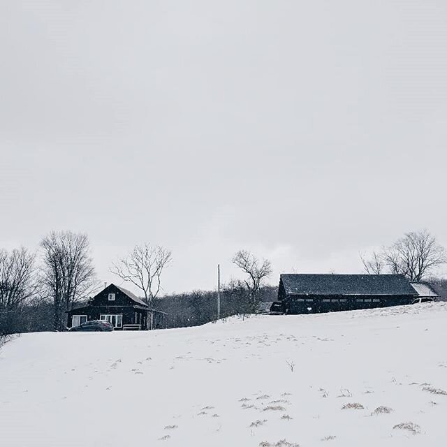 Winter weekend getaways ❄️⁣
⁣
As I hit the slopes this weekend at @bluemtnresort, taking full advantage of the chilly, snowy weather, I couldn't help but reminisce about previous getaways to Collingwood. ⁣
⁣
Last year, two of my closest friends and I