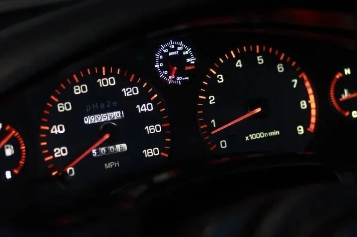    The Omori gauge fit the direction of the interior particularly well.  Its size and analog appearance feel appropriate for a Japanese sports car from this era, and placing it within the factory cluster gave me a functional boost gauge without addin