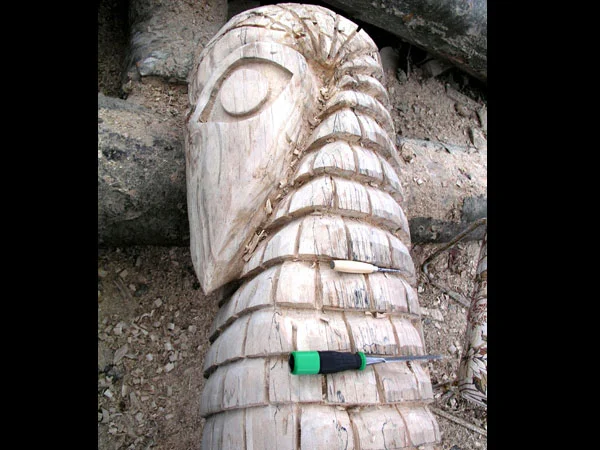 Tiki detail