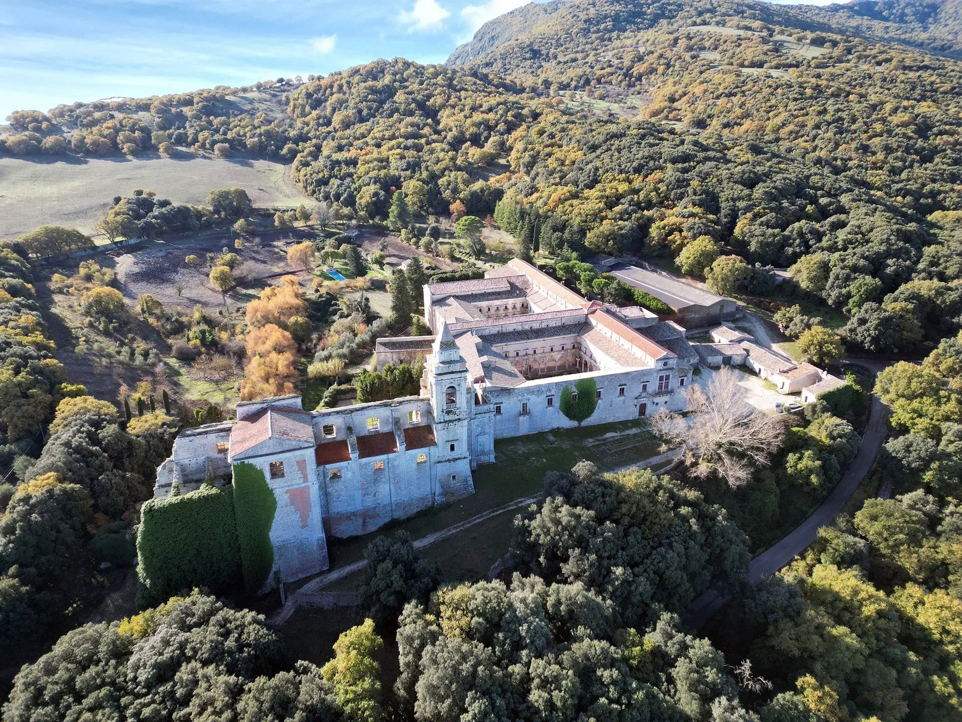 abbazia-santa-maria-del-bosco-header-relais-02.jpeg
