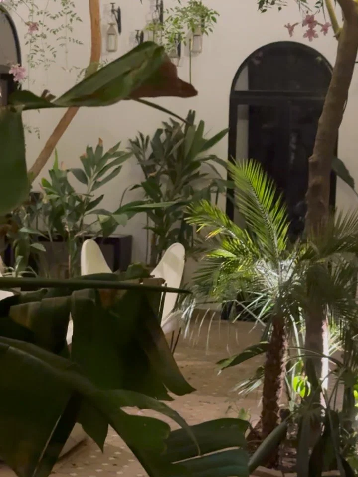 Gestern bin ich in Marrakesch angekommen &ndash; und die Stadt hat mich gleich wieder in ihren Bann gezogen (danke @riadrafaele). Morgen startet unser erster Reiten &amp; Yoga Retreat in Marokko, und ich freue mich sehr, wieder hier zu sein und bald 
