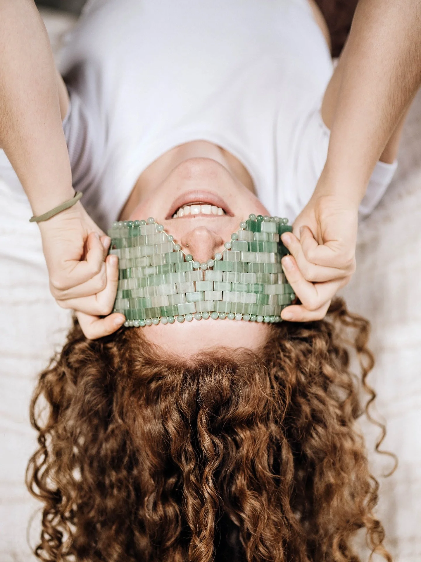 Ganz ehrlich, als ich die Edelsteinmasken zum ersten Mal gesehen habe, dachte ich mir kurz: die sind doch etwas zu viel. Und gleichzeitig war ich neugierig. Also habe ich sie ausprobiert &ndash; und seither mag ich das Gef&uuml;hl vom Stein auf meine