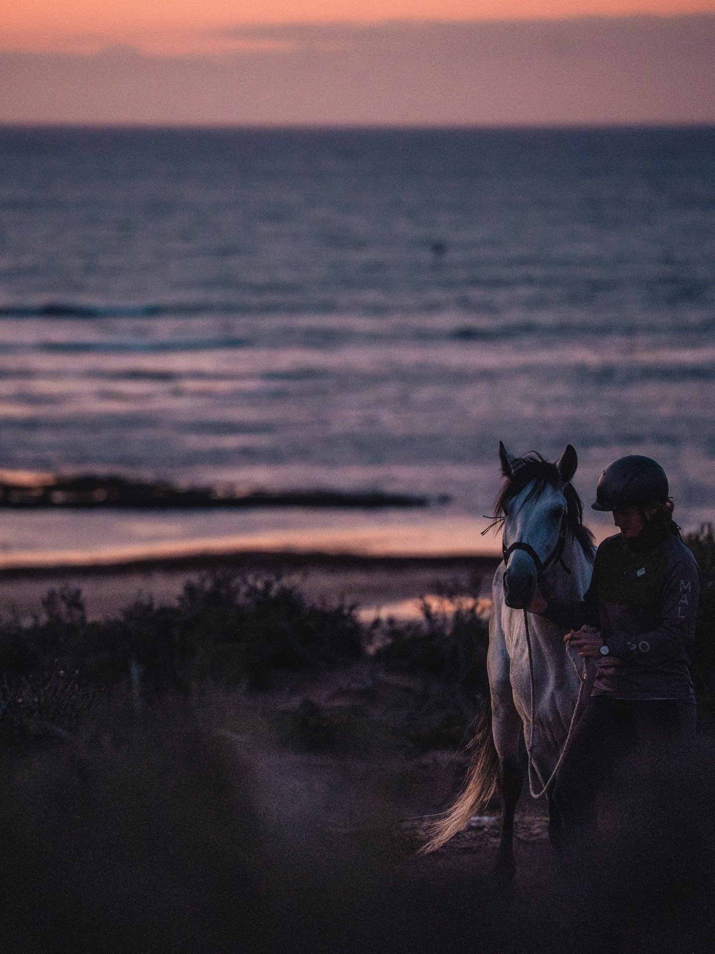 Das Licht liegt ruhig &uuml;ber der Landschaft. Es l&auml;sst den Blick weit werden und den Kopf leiser.

Beim Reiten entsteht ein einfacher Rhythmus. Hufschlag und Atem finden zueinander, Schritt f&uuml;r Schritt. Gedanken werden langsamer. Der K&ou