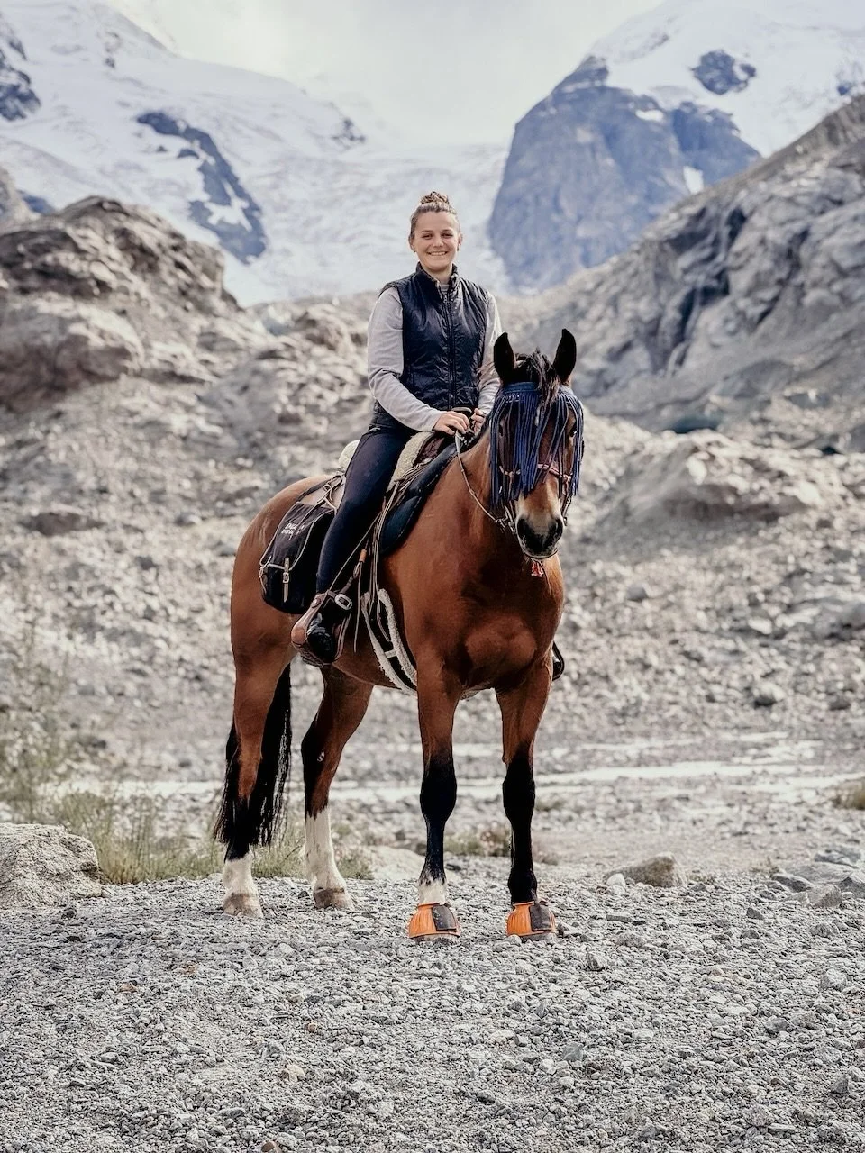 Kennst du den Morteratschgletscher im Oberengadin? 🩵

Der Weg dorthin f&uuml;hrt durch eine weite Mor&auml;nenlandschaft, vorbei an kleinen Tafeln, die zeigen, wie weit der Gletscher fr&uuml;her gereicht hat. Je n&auml;her man kommt, desto st&auml;r