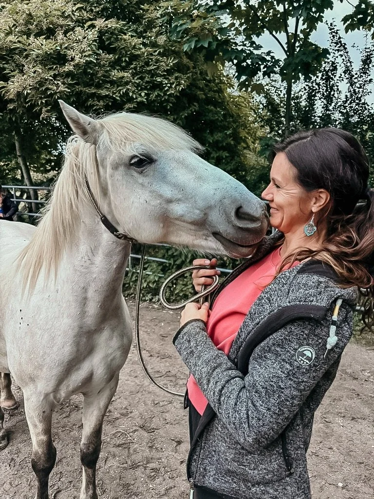 Unser erster Reiten &amp; Yoga Retreat im Jura diesen Juni ist bereits ausgebucht &ndash; und gleichzeitig sind wir schon mitten in der Planung f&uuml;r neue Daten 🪶🐎🫶🏽

Ein Wochenende, das Raum l&auml;sst: Reiten mit den wunderbaren Camargue-Pfe
