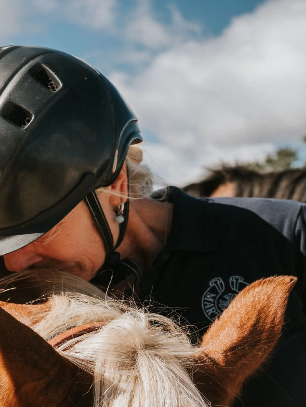 Du wachst morgens mit dem Duft von frischem Kaffee in der Nase auf, w&auml;hrend &uuml;ber den H&uuml;geln langsam die Sonne aufgeht&hellip; So fangen die Tage bei den Reiten &amp; Yoga Retreats auf Sizilien mit der @aziendaagricolatraina an 🍋

Und 