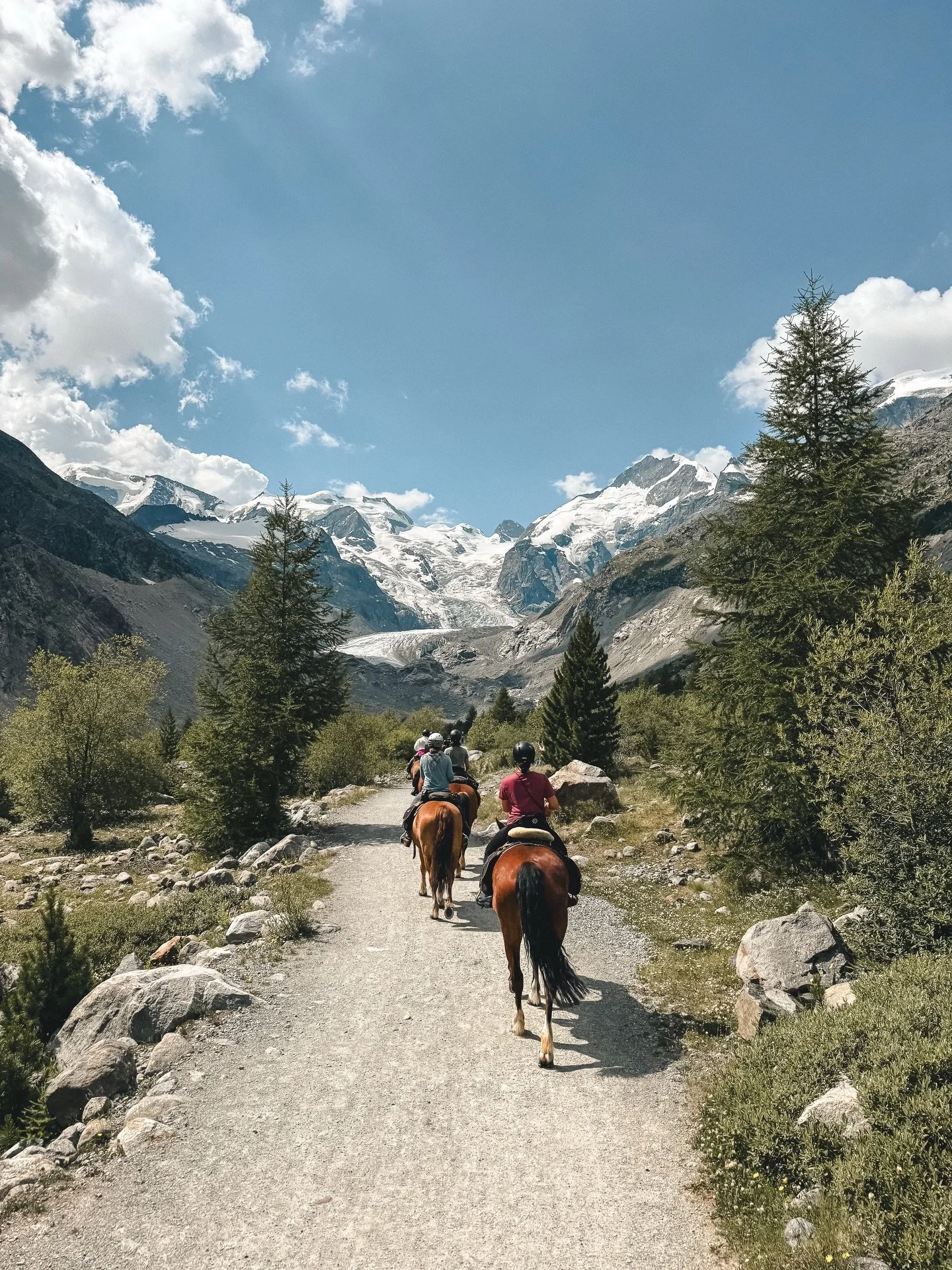 Die Bergwelt des Oberengadins vom Pferd aus erleben: Vom 18.-20. September 2026 hast du die Chance dazu 🐎🌄 Der Morteratsch Ritt ist so beliebt, dass wir dieses Jahr eine zweite Ausgabe geplant haben. Ohne Yoga, mit Joanna @untamedtrails__, die dich