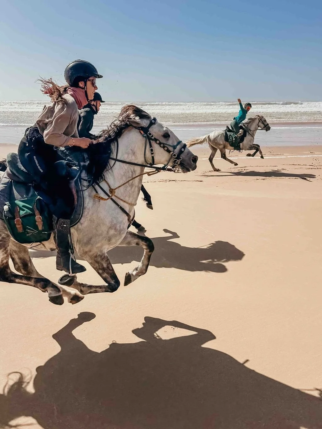 Ein Blick zur&uuml;ck auf die erste Woche Marokko Atlantik 2026 🐎🌅 Lange Tage im Sattel der tollen Pferde von @equievasion, entspannte, ausgleichende Yoga Stunden mit dem Meeresrauschen im Ohr und tolle Gespr&auml;che am Lagerfeuer - unter einem St