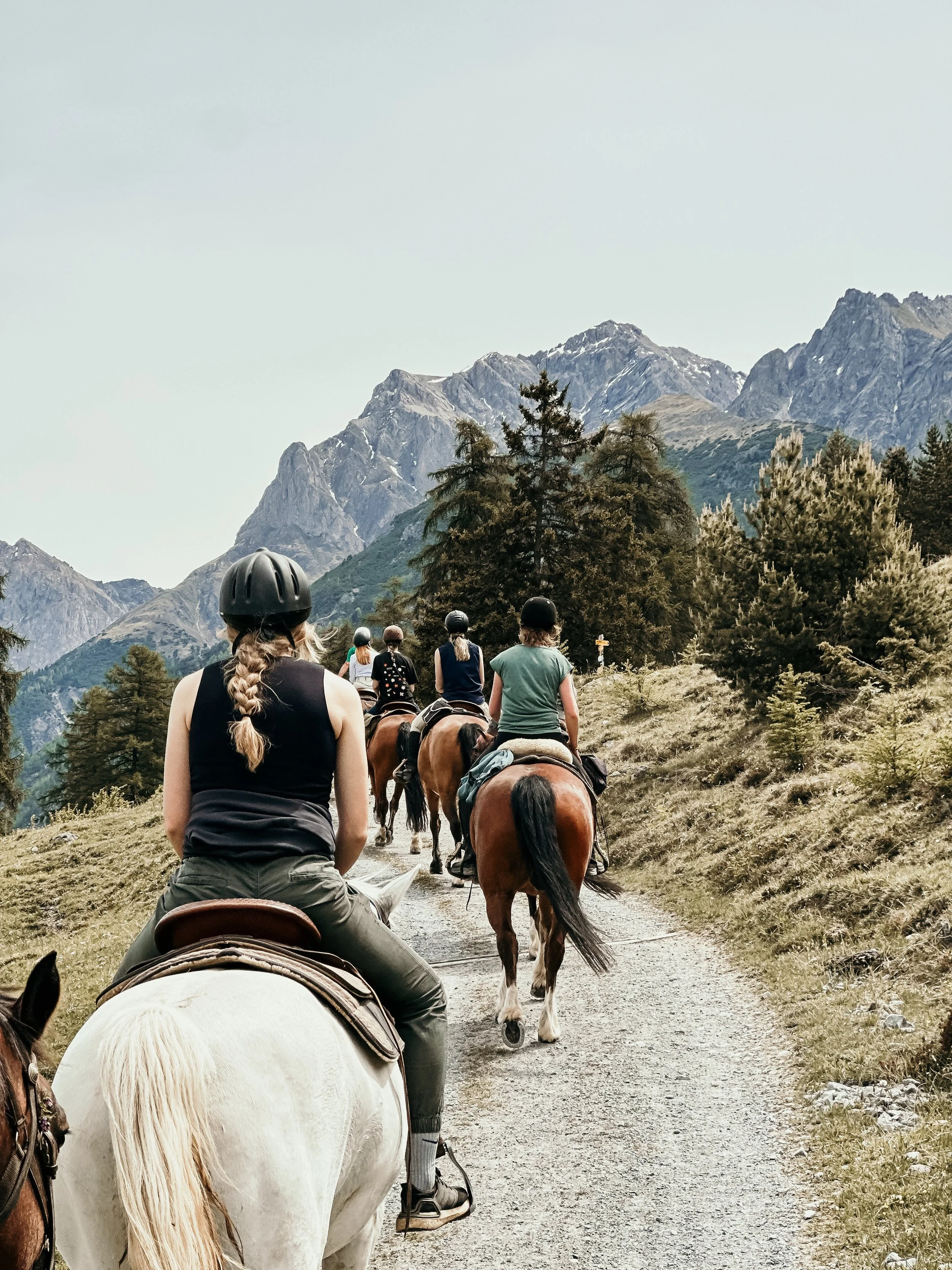 Drei Tage Wanderreiten und Yoga im Unterengadin: Letztes Wochenende war Pia @_pia.messer_ mit einer tollen Gruppe auf San Jon zum Wanderreiten &amp; Yoga Retreat. Diese Tage in der wundersch&ouml;nen Bergwelt waren gepr&auml;gt von entspannten Yogast