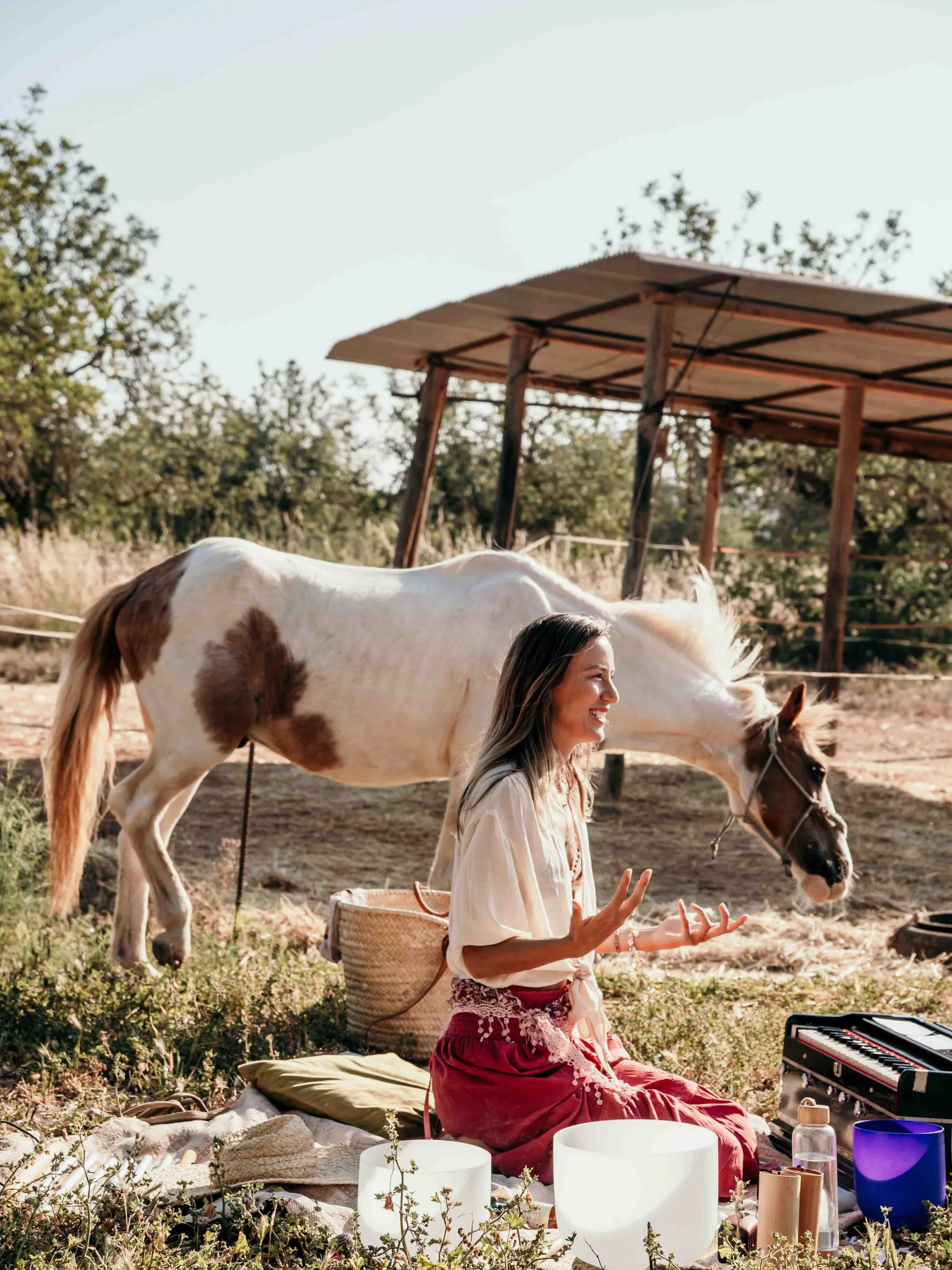 Eine entspannte Woche auf einer vierhundert Jahre alten Finca im Nordwesten Ibizas: Das erleben wir in den Reiten &amp; Yoga Retreats auf Ibiza. Erdende Vinyasa Yogastunden, entspannende Atem&uuml;bungen, wundersch&ouml;ne Ausritte und ausgezeichnete