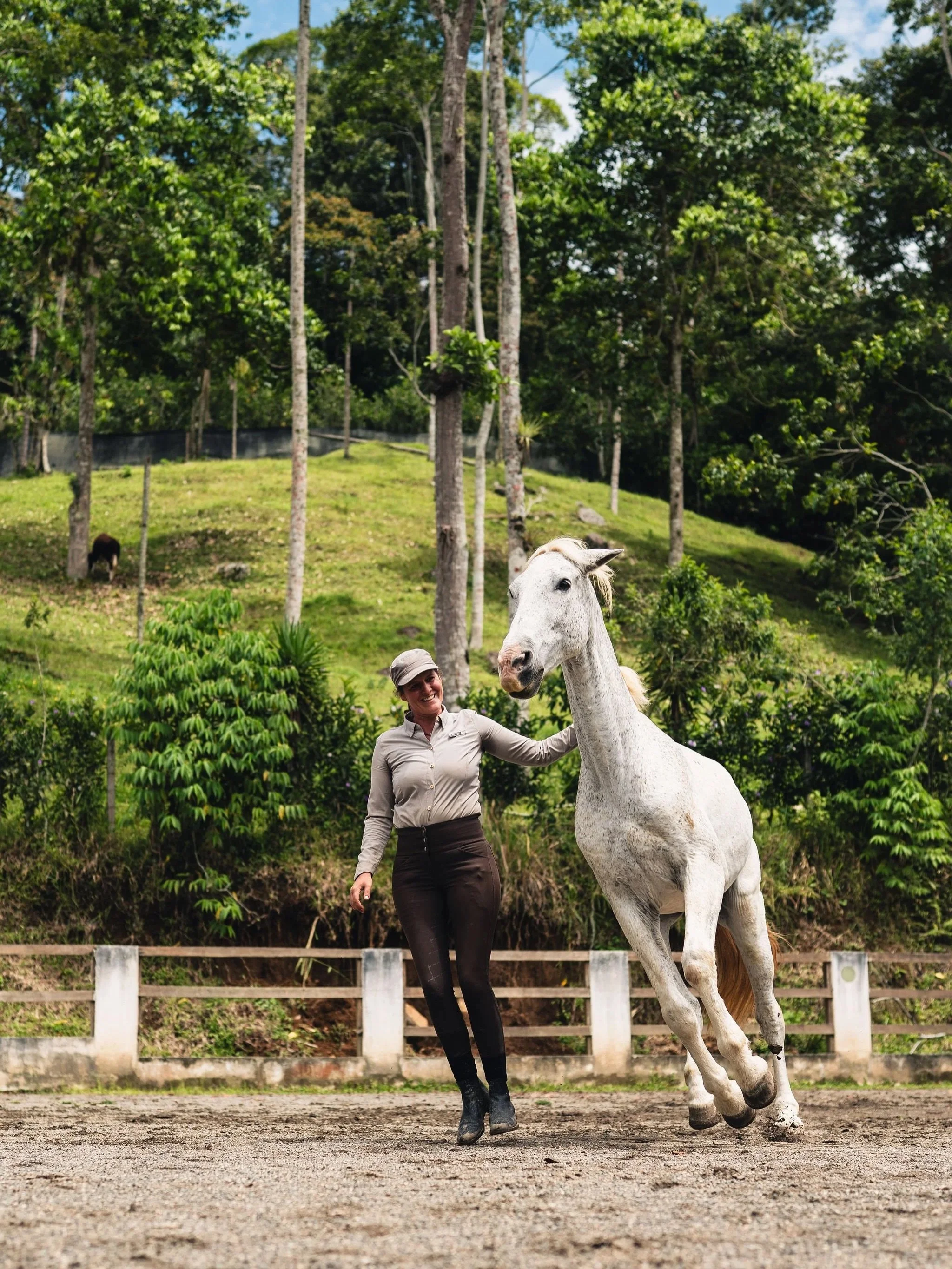 Eine Woche im Hochland von Costa Rica, in der Reiten und Yoga auf nat&uuml;rliche Weise zusammenfinden 🐎🌿🧘🏼&zwj;♀️&nbsp;Auf der Finca Soley begleitet Isa Avenda&ntilde;o Reiterinnen und Reiter mit viel Erfahrung, Feingef&uuml;hl und einem tiefen 