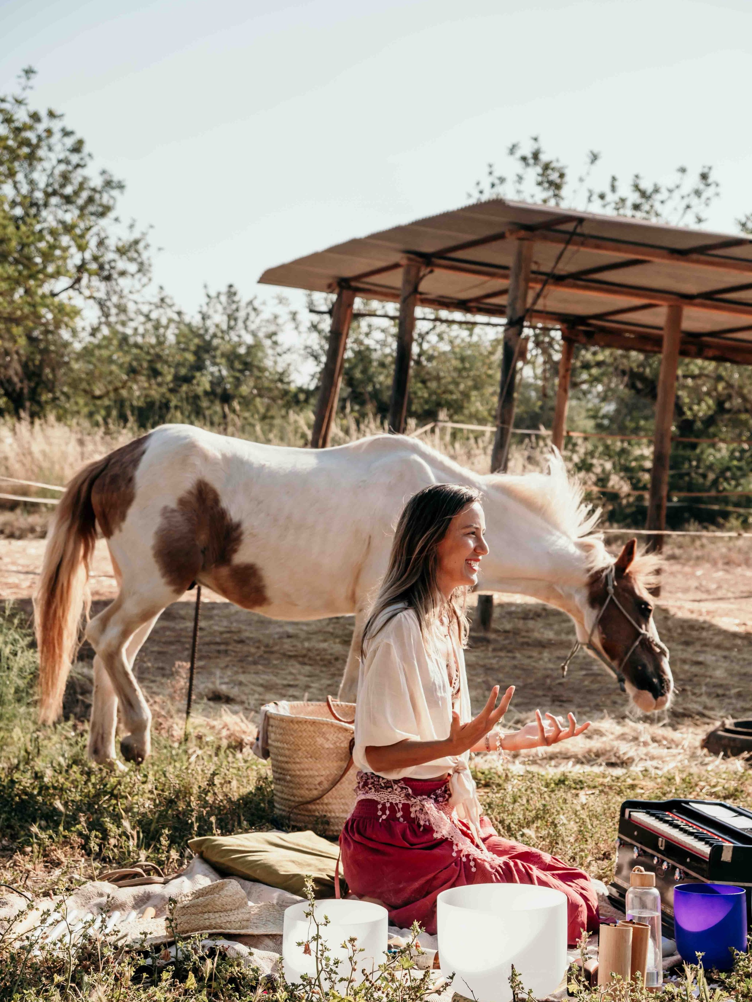 Eine entspannte Woche auf einer vierhundert Jahre alten Finca im Nordwesten Ibizas: Das erleben wir in den Reiten &amp; Yoga Retreats auf Ibiza. Erdende Vinyasa Yogastunden, entspannende Atem&uuml;bungen, wundersch&ouml;ne Ausritte und ausgezeichnete