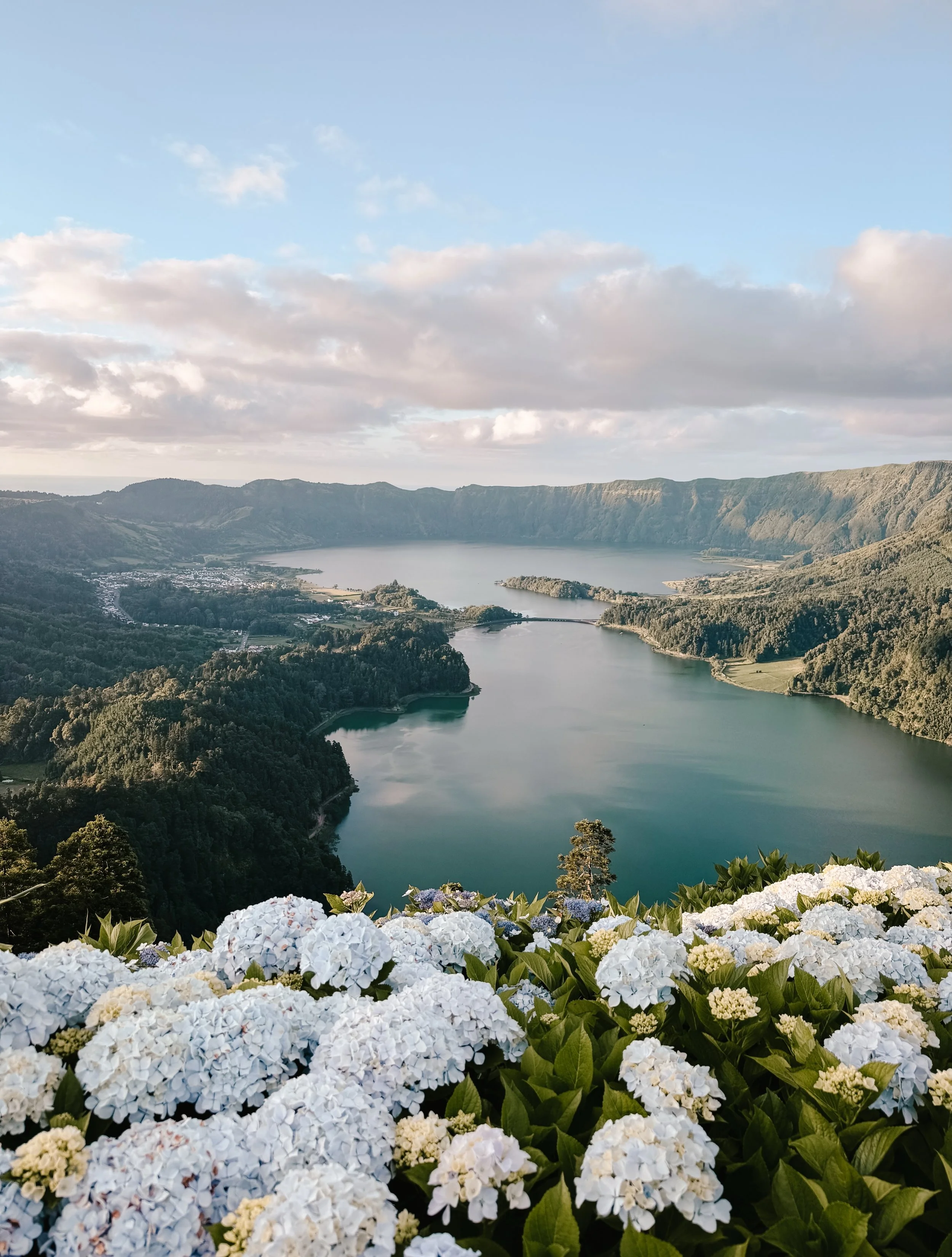 Faial ist eine Insel, die einen nicht losl&auml;sst 🪻

Vulkanische H&uuml;gel, Hortensienhecken so weit das Auge reicht, und das Meer immer irgendwo am Horizont. Die P&Aacute;TIO Ecolodge liegt mitten in dieser Landschaft: ruhig, &uuml;berschaubar, 