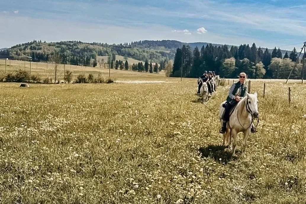 WARTELISTE - Reiten &amp; Yoga im Jura - mit Pia 