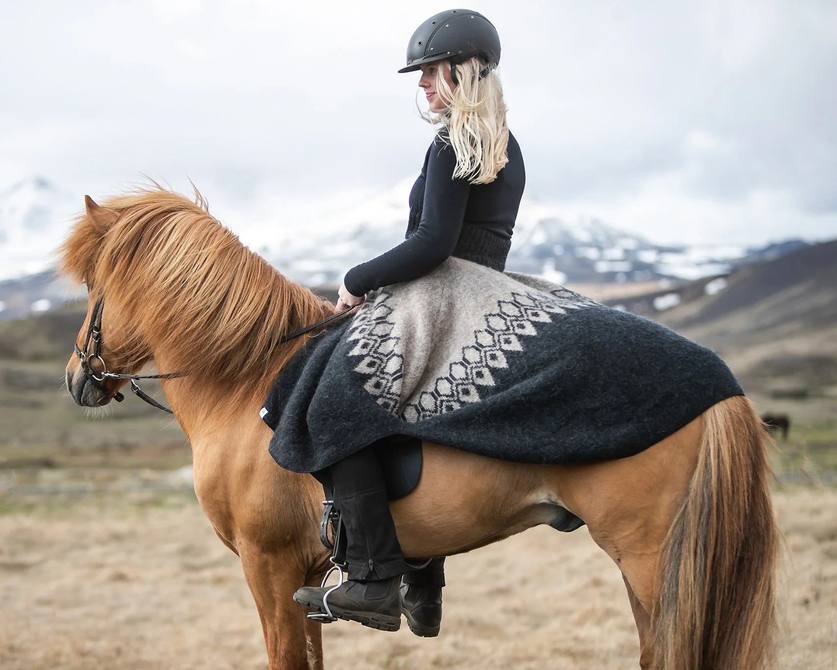 Reiten & Yoga Reitponcho aus isländischer Wolle 1.jpg